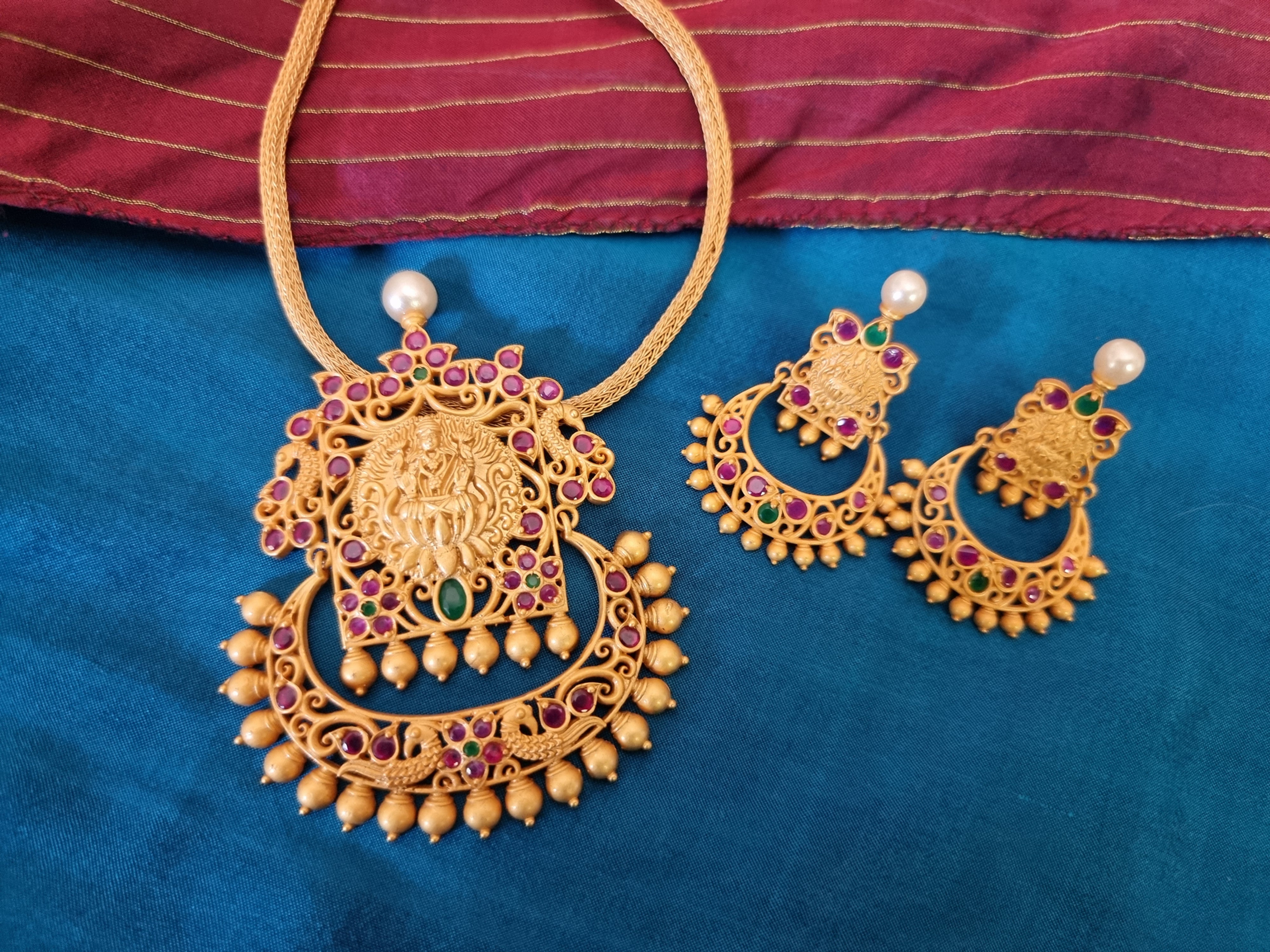 Pendant set with chain – PRAAGNEEK